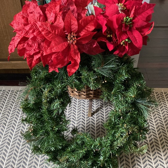 NEW WITHOUT TAGS==2 Artificial Holiday Wreaths & 2 Poinsettia Bunches - Picture 5 of 6